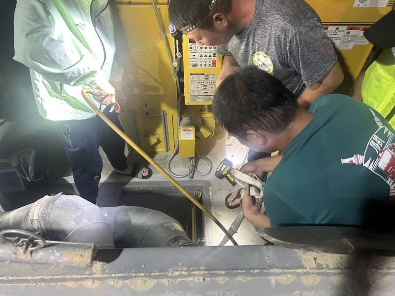 警义消在狭窄通道还充满有毒气体中将男子吊挂出。（民众提供）