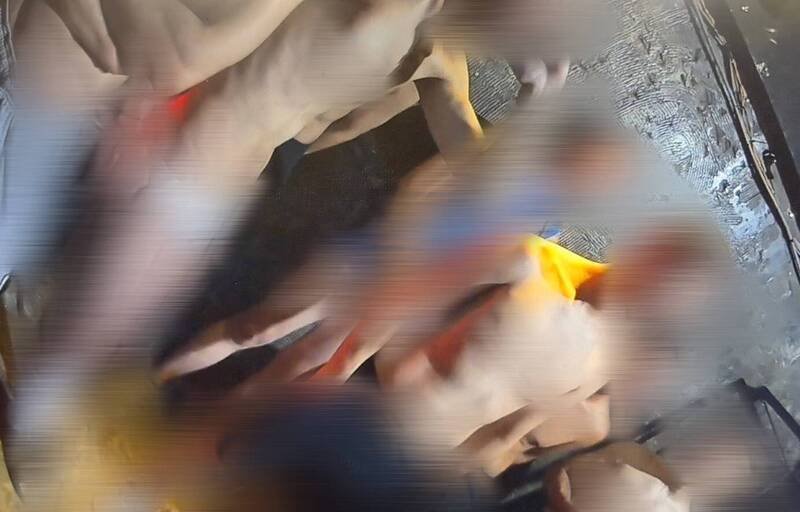 警方查缉当天在店内发现众多顾客。（记者王冠仁翻摄）