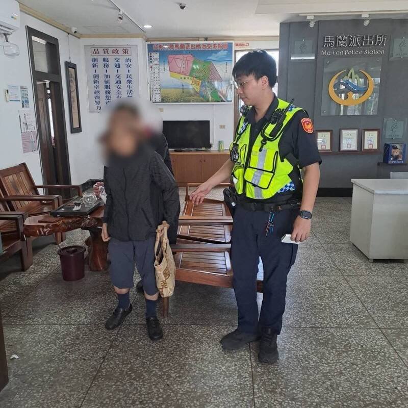 警方发现阿嬷是失智老人后，带回警所安置，待查清家属并通知领回。（警方提供）