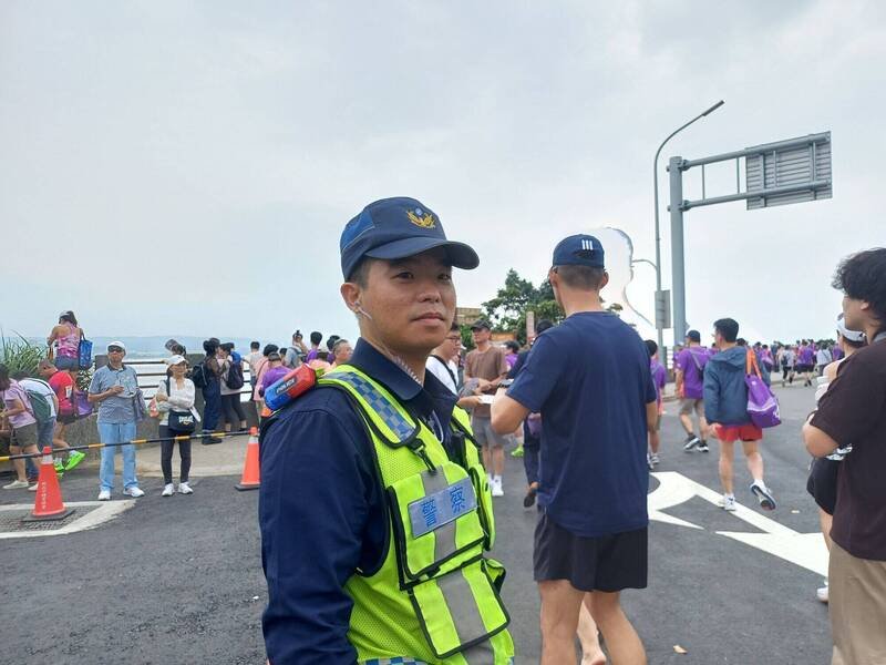 林姓老翁在新北市淡水渔人码头钓鱼后体力透支还跌倒，仍想开车，警方获报制止送医，及时遏止影响淡江大桥路跑民众的意外发生。（记者吴仁捷翻摄）