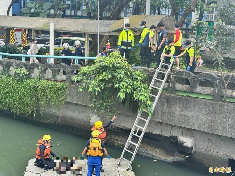 消防队员将妇人救上塑胶筏时，发现她已无生命迹象。（记者吴升儒摄）