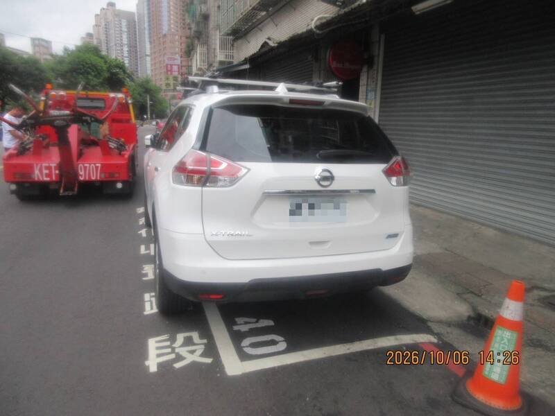 新北市1名驾驶将爱车停放中和区路边停车格遭拖吊，他抱怨抢钱引发议论，对此警方表示，该车因停车不当，车身超出停车格外并占用部分道路空间，员警依规定拍照并执行拖吊处置。（图由警方提供）