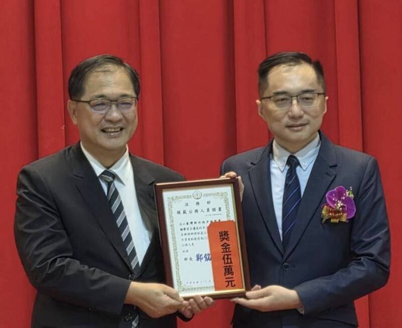 新竹地检署检察官王远志（右）长期投入检察实务工作，今天由法务部部长郑铭谦（左）亲自颁奖表扬。 （新竹地检署提供）