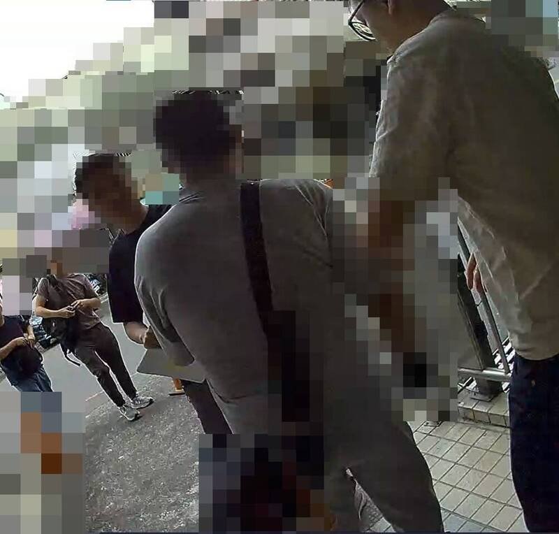 罗东张姓男子（中）与91岁母亲同住，母亲却在家卧床成干尸，检警登门搜索将他带回侦办。（图由警方提供）