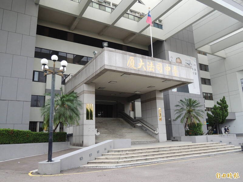 台中江姓男子加入诈团担任「收水」，取走张姓被害人10万现金，但被捕后否认犯案，台中地院依三人以上共同诈欺取财罪，处1年8月徒刑。（记者陈建志摄）