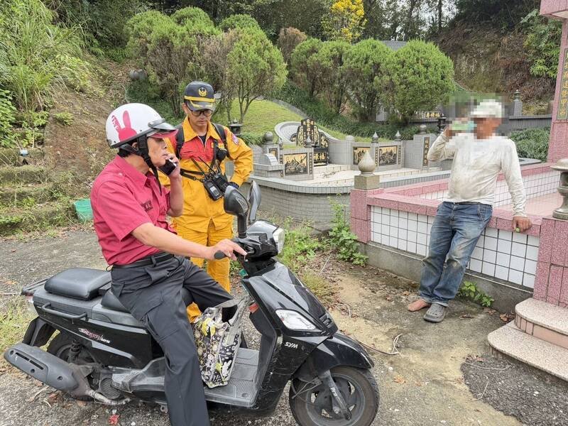 7旬陈姓男子昨前往基隆市南荣公墓火葬场附近除草，入夜后迷途走不出来，基隆市消防局搜救队员今天上午找到他，所幸他意识清楚无大碍。（基隆市消防局提供）