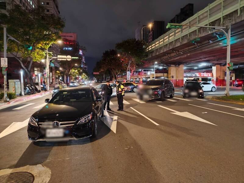 肇事的休旅车与宾士车。（资料照，记者姚岳宏翻摄）