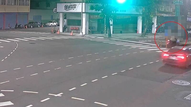 红牌重机骑士沿同盟一路往西行驶，至孝顺街口时自撞分隔岛。（民众提供）