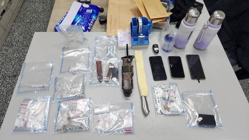 新北三重警方首日侦破毒品案证物。（记者姚岳宏翻摄）