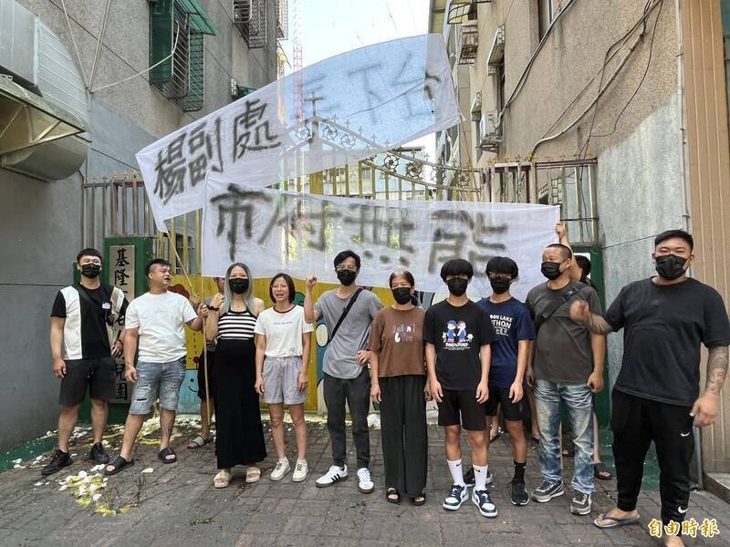 基隆名人幼儿园虐童案，家长不满市府惩处结果，到幼儿园前丢鸡蛋抗议。（资料照）