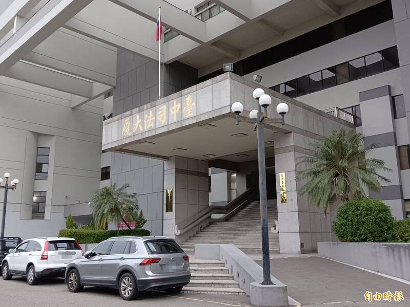 台中邱姓女子因欠债加上和前夫感情不睦，去年7月携带4岁的小孩轻生遭起诉，台中地院今天开庭，邱女得知恐要关当庭落泪，担心小孩没人照顾。（记者陈建志摄）