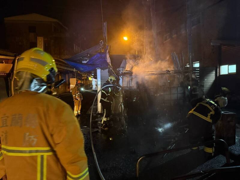 罗东夜市弹珠台摊位今天凌晨2点多失火，消防人员紧急灭火。（图由宜县消防局提供）