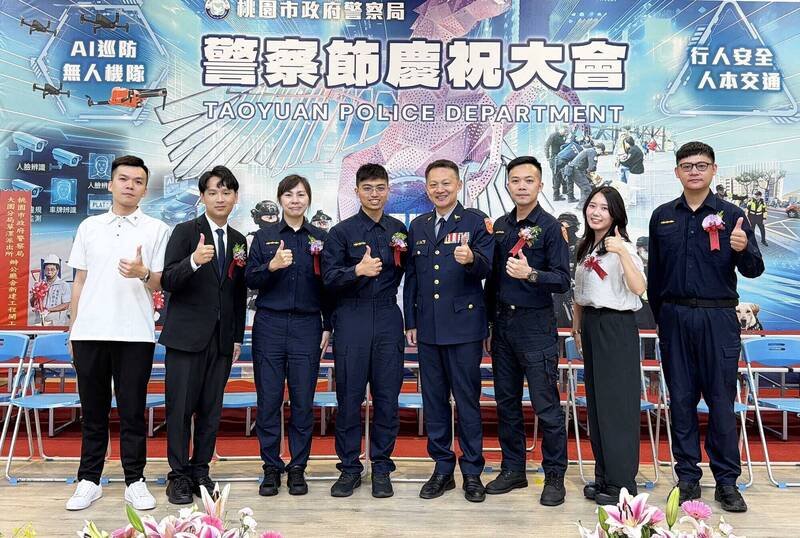 桃园市中坜警分局7绩优警察同台获殊荣，图左起至右为陪同领奖的 徐圣评胞兄、方仕均、徐培蓓、刘学谦、分局长林鼎泰、徐圣评、许淑婷、吴亚凌。（图由警方提供）