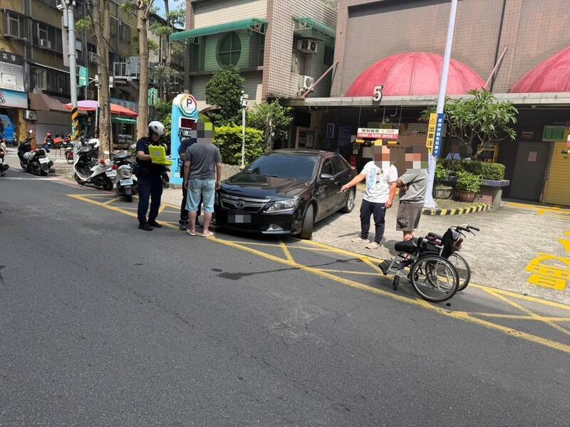 新北市陈姓男子驾车刚开出停车场，就撞飞坐轮椅的谢妇，也撞倒看护，造成谢妇头部受创，仍在院观察。（记者吴仁捷翻摄）