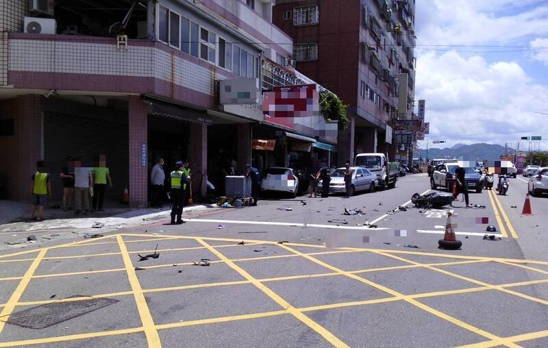 台中东区酒驾车祸酿1死1伤，事故现场一片凌乱。（民众提供）