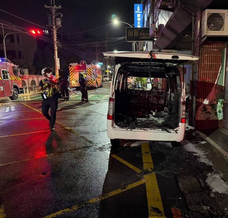 箱型车几乎付之一炬。（民众提供）