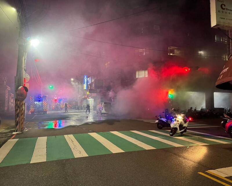 整个路口瞬间被烟雾笼罩。（民众提供）