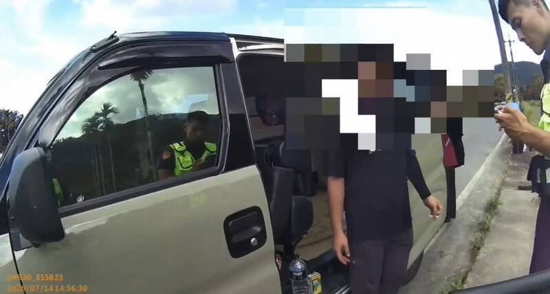 撞人的陈姓万荣乡公所约用员工，第一时间拒绝酒测，被警方开单。（警方提供）