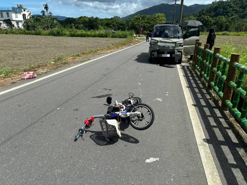 厢型车陈姓车主是万荣乡公所约用员工，昨午休时间疑似喝酒撞上2学童骑乘的电辅车，造成2童重伤昏迷。（警方提供）