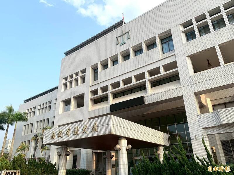 拿了有证人签名的离婚证书，夫妻到户政所办好离婚登记，先生反悔打官司，南投地院判决两人婚姻关系存在，离婚无效。（记者陈凤丽摄）