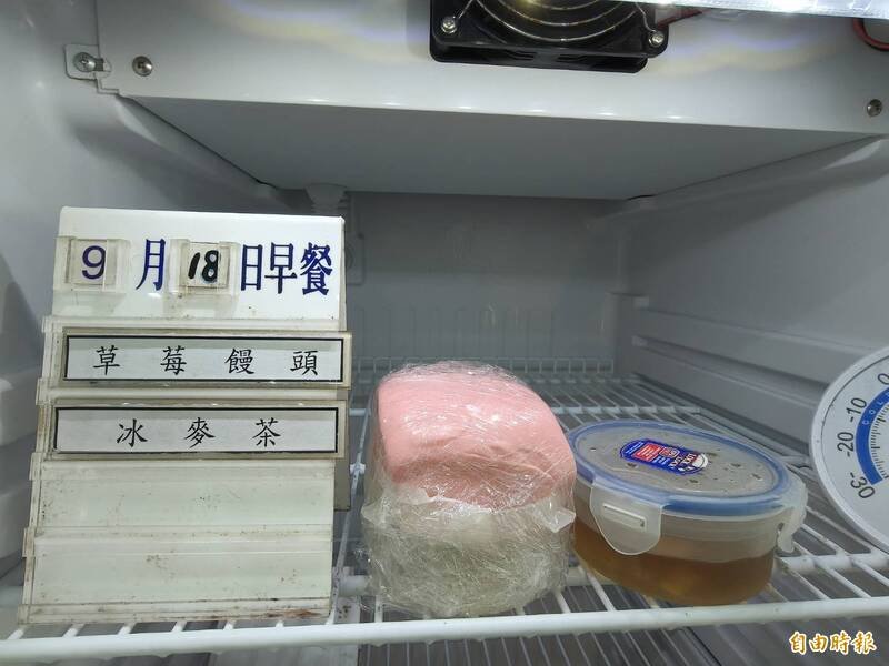 这是谢典霖父子入所后第一顿早餐。（记者颜宏骏摄）