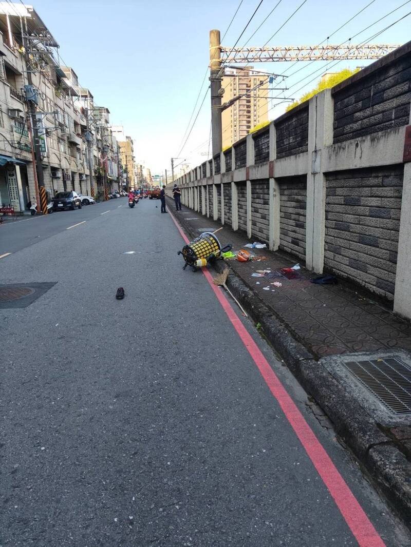 郑妇的清扫工具遗留在车祸现场。（记者徐圣伦翻摄）