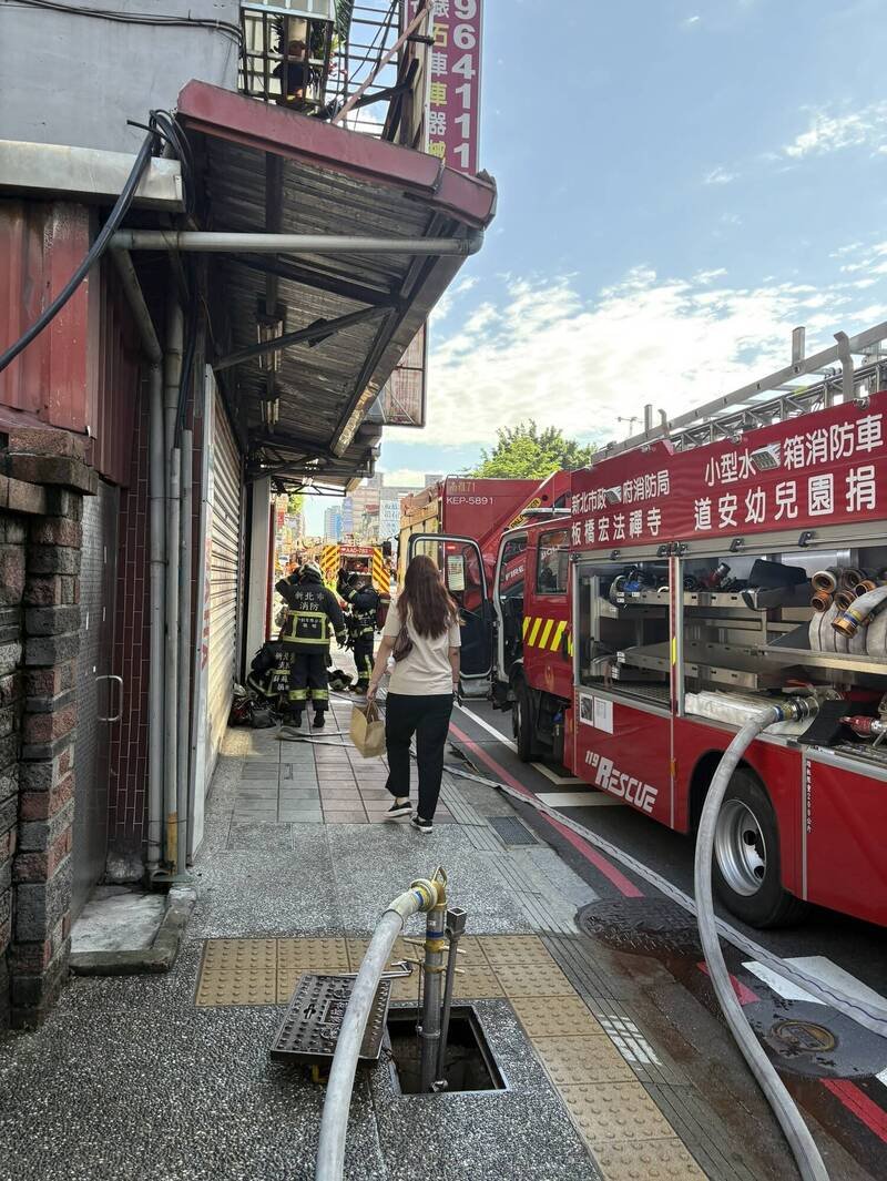 消防人员出动水箱车进行灌救。（记者徐圣伦翻摄）