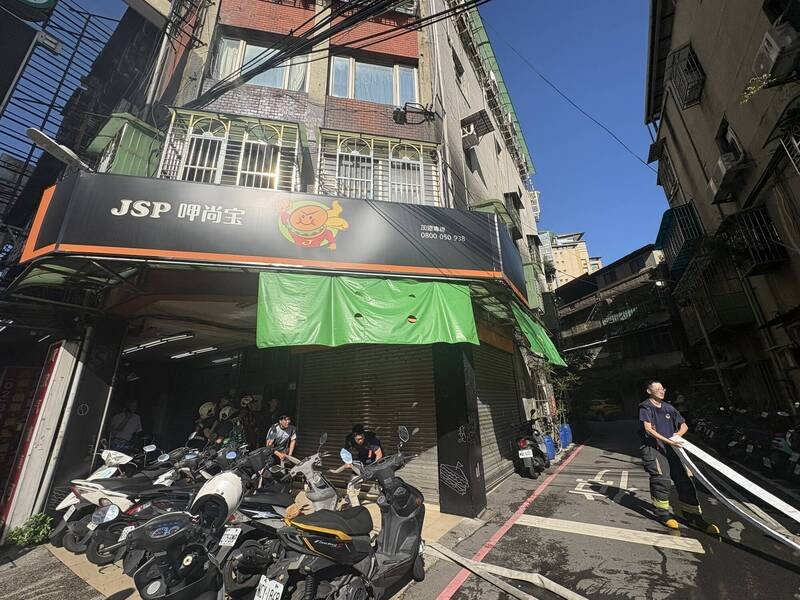 2楼民宅起火，郑姓男子一度受困，被救出后紧急送医。（记者徐圣伦翻摄）