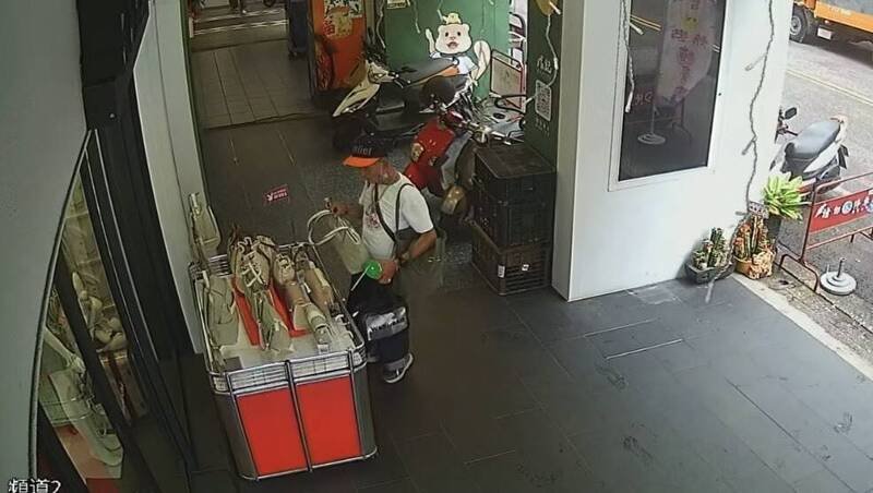 男子行经竟顺手偷走店家放在外面的包包。（民众提供）