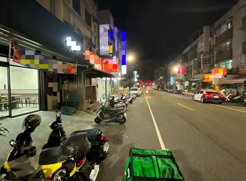 楠梓区惠民路一家便当店遭骑士撞破墙面。（读者提供）