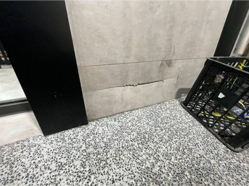 年轻骑士竟将店家的墙面「撞出一个大洞」。（读者提供）