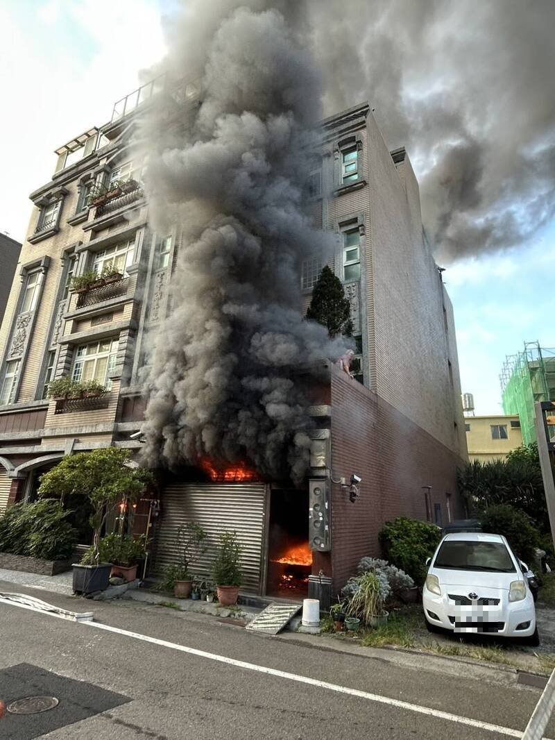 新竹县竹北市区今早发生住宅火警，在119执勤人员电话引导下，4名受困者成功被「地面」救灾部队救出。（竹县府消防局提供）