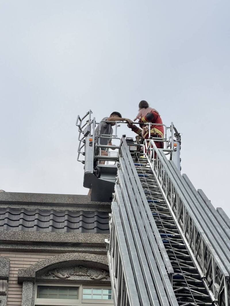 受困4楼的父女安然脱困。（竹县府消防局提供）