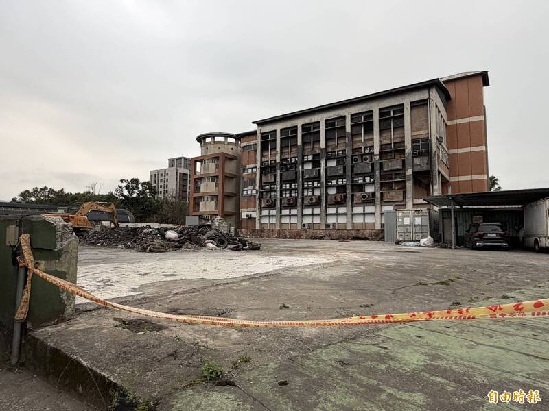 两间传出火灾的业者及地主事后后清理火场（见图），对赔偿校方完全冷处理，新北市政府恐面临求偿无门，教育局、校方不放弃对无良业者求偿。（记者吴仁捷摄）