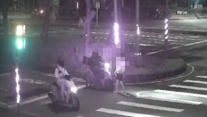 高雄步行女子疑闯红灯，惨遭机车撞击头部重创送医。（民众提供）