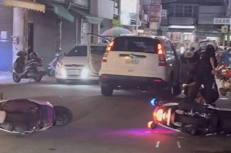 清水警分局员警上前拦下轿车，查获2名越南籍失联移工，讯后送移民署处置。（民众提供）