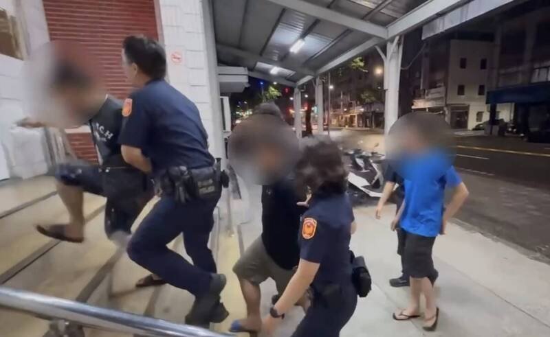 高雄4人骑楼饮酒爆口角互殴，警方将4人全带回警局侦办。（民众提供）