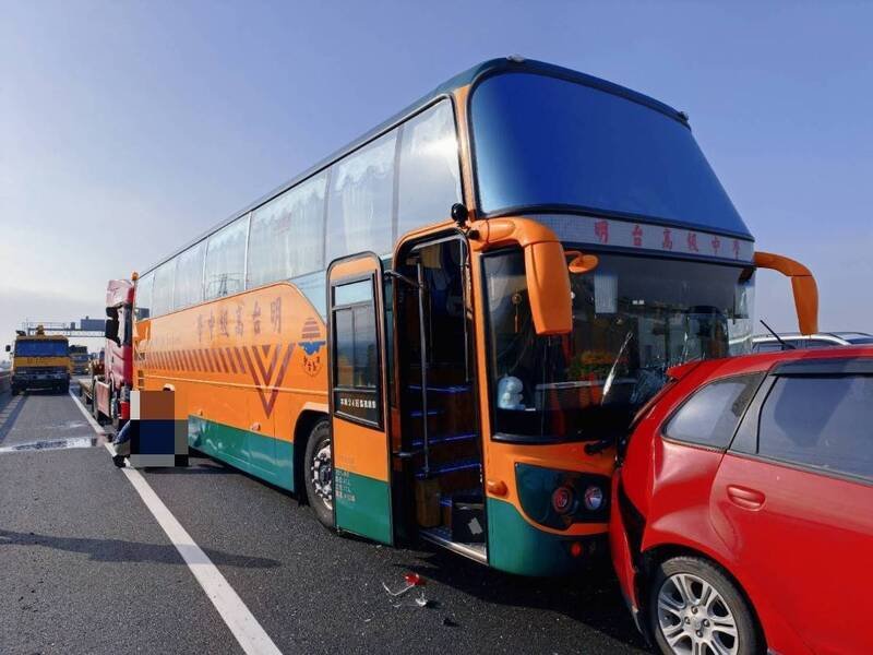 国道3号彰化路段传出4车连环追撞，依序为蓝车、红车、交通车，以及联结车，所幸交通车上没有学生。（民众提供）