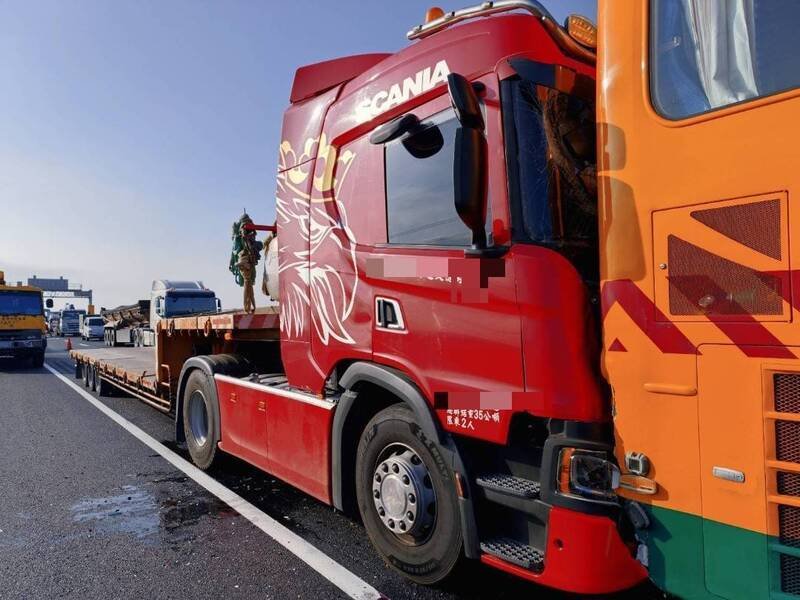 国道3号彰化路段传出4车连环追撞，依序为蓝车、红车、交通车，以及联结车。（民众提供）