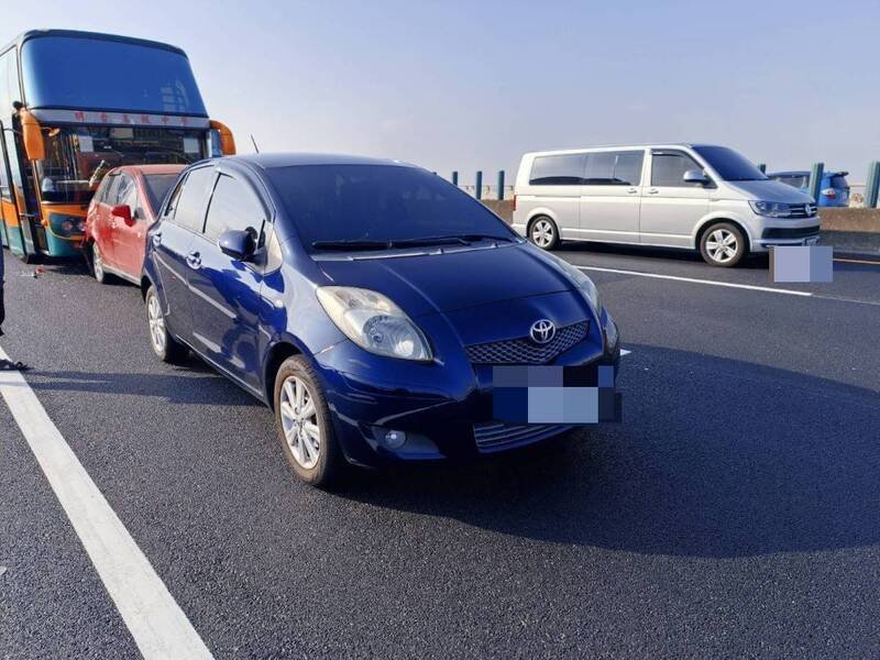 国道3号彰化路段传出4车连环追撞，依序为蓝车、红车、交通车，以及联结车。（民众提供）