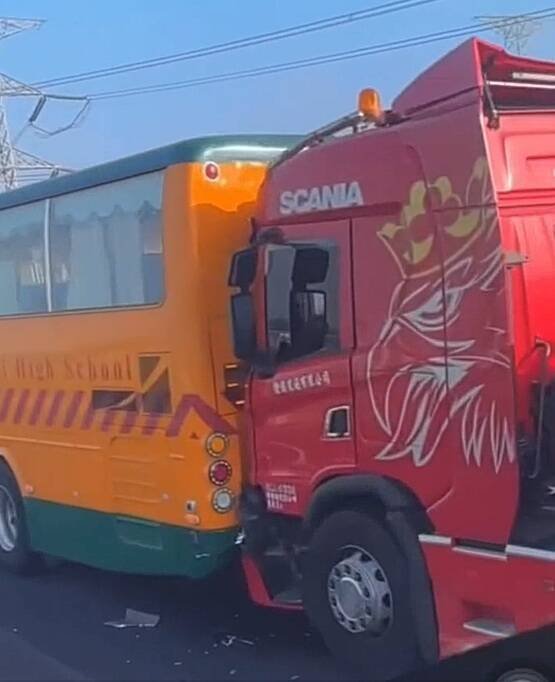 国道3号彰化路段传出4车连环追撞，依序为蓝车、红车、交通车，以及联结车。（民众提供）