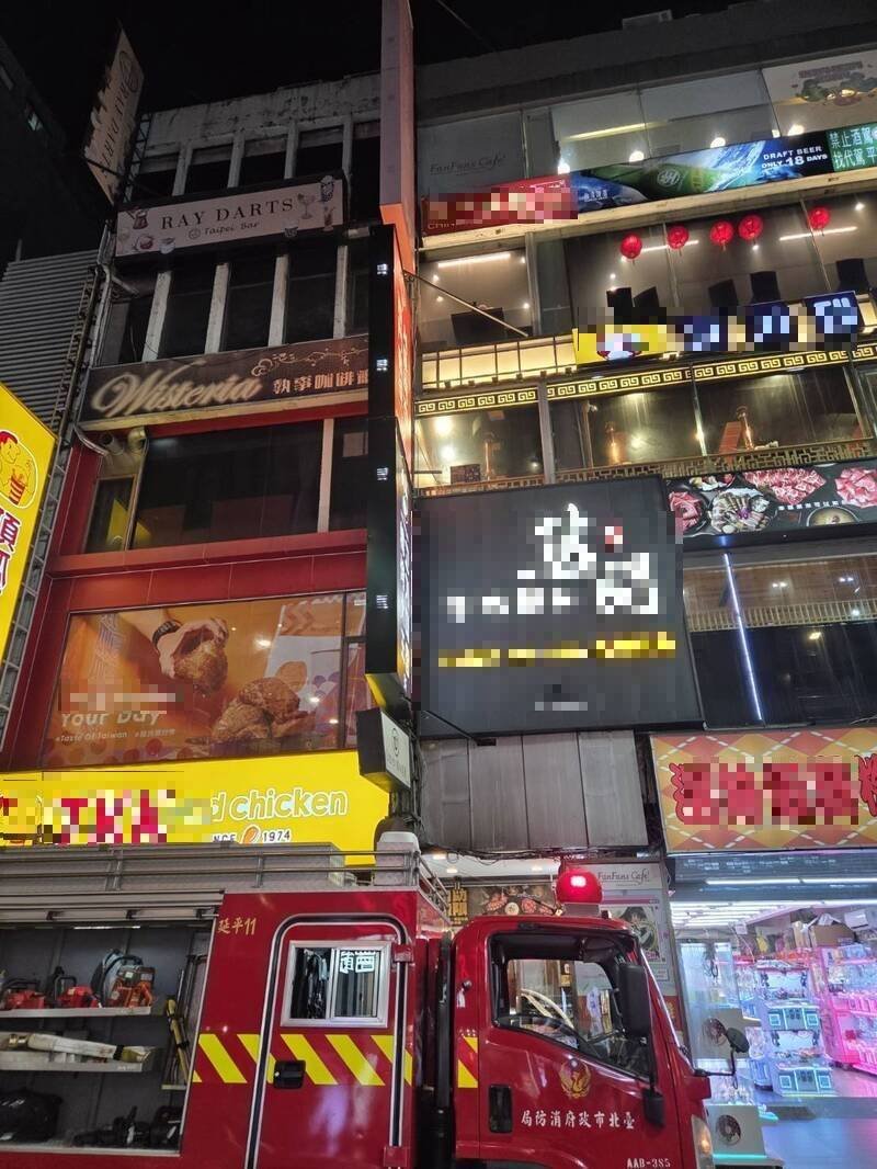 北市昆明街某4楼餐厅厨房今晚发生火警 幸无人伤亡。（记者刘庆侯翻摄）