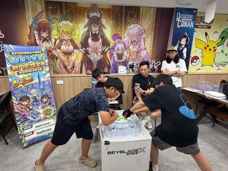 参赛者横跨多元年龄层，从初次接触战斗陀螺的5岁新手，到经验丰富叔叔辈的竞技高手皆热情参与。（记者陆运锋翻摄）