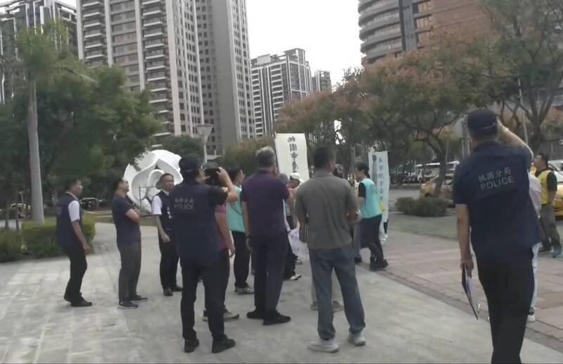不满桃园地院4度驳回解散长荣航勤企业工会案，长勤员工及桃园市产业总工会等单位，14日前往桃园地院抗议，过程中有人突朝法院丢掷鸡蛋，立即被员警制止。（记者郑淑婷翻摄）