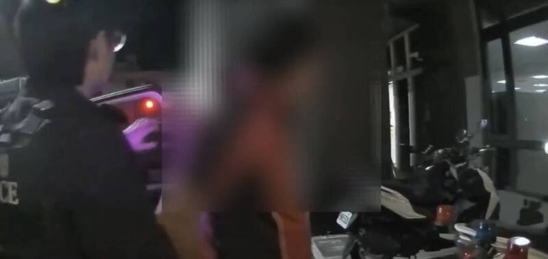 新北市汐止区张姓男子与同桌2名友，不满李姓男子酒后在卡拉OK店里随处尿尿，被控动手围殴李男成伤，被警方带回侦办。（汐止警分局提供）