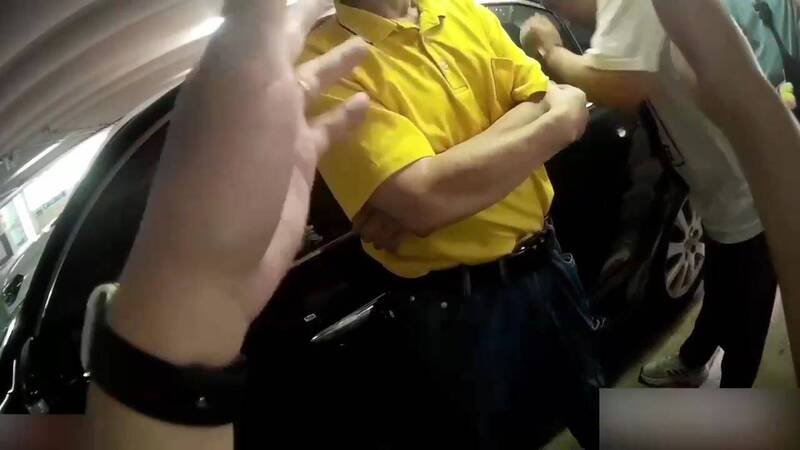 警方逮捕前来取款的黄姓男子。（记者姚岳宏翻摄）
