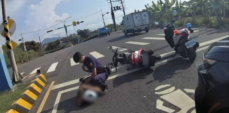新北市郑嫌偷他人的车骑走，警方当街拔钥匙、夺刀，压制郑嫌到案。（记者吴仁捷翻摄）