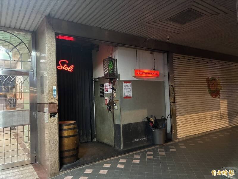 「Commander D红楼司令」位在地下室，警方查缉当天意外发现「容留人数」严重超标。（记者王冠仁摄）