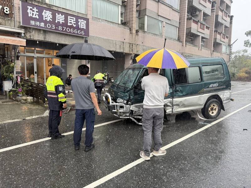 遭波及的得利卡受到侧撞，驾驶轻伤。（民众提供）