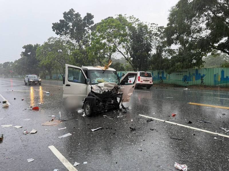 救护车在台九线光复糖厂前南下车道撞上北上小货车，两台车因高速撞击车头全毁。（民众提供）